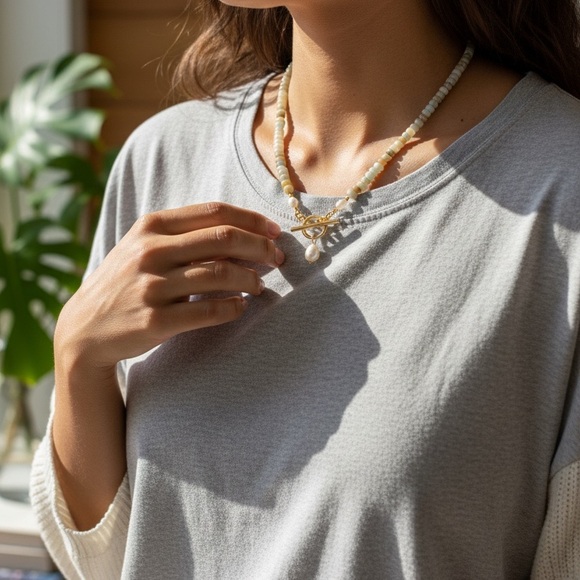 Elegant Beaded Freshwater Pearl Necklace with Gold Clasp - Picture 3 of 6